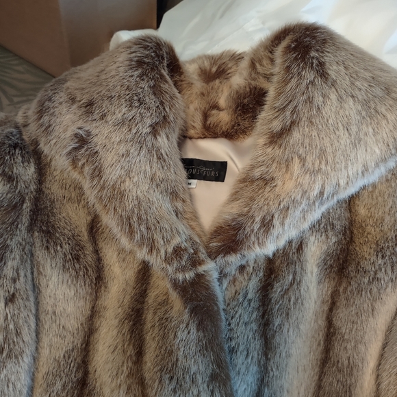 Faux fur mid thigh length coat/Jacket - Picture 6 of 7